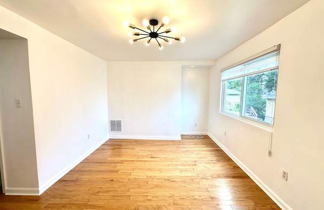 Modern 2 Bed/2 Bath in South Side Slopes - Off-Street Parking, First Floor Laundry - Available Now! Gallery 4