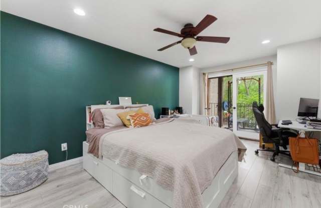Charming 2BR Condo in Fullerton Gallery 1