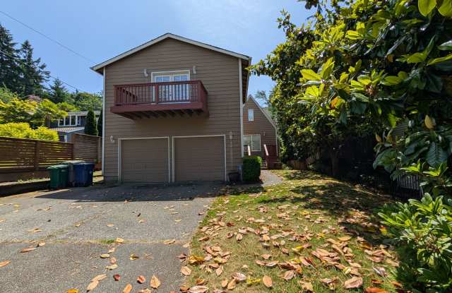 Charming Kirkland Bungalow with Lake Views! photos photos