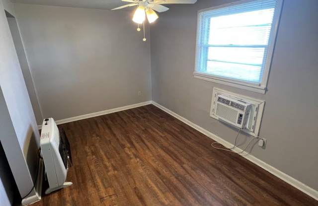 University Place 1- Charming 2 BD, 1 BA Home! Gallery 4