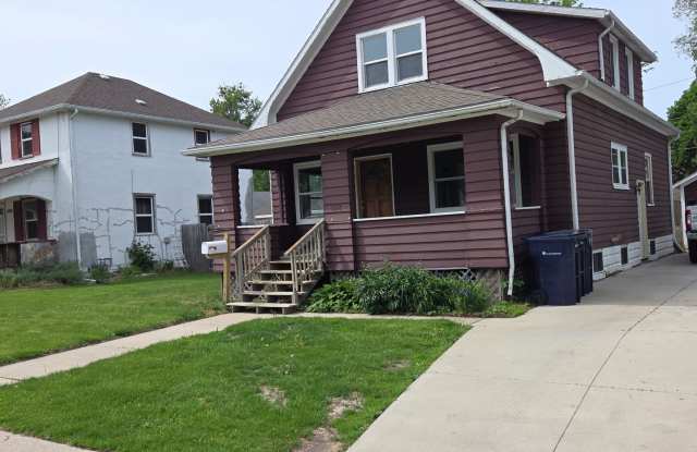 Handicap Accessible with 4 Bedrooms + Bonus Room & 2 Full Baths (Month-to-Month leases only) photos photos