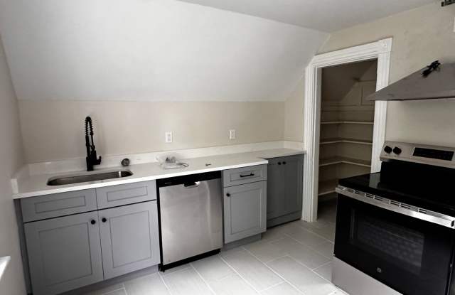 UPDATED 2 Bed/ 1 Bath Apartment in East Greenwich Gallery 1