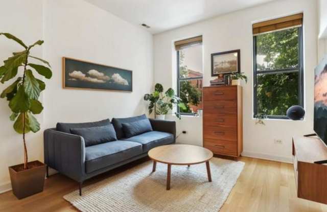 1449 N Ashland Avenue Gallery 4