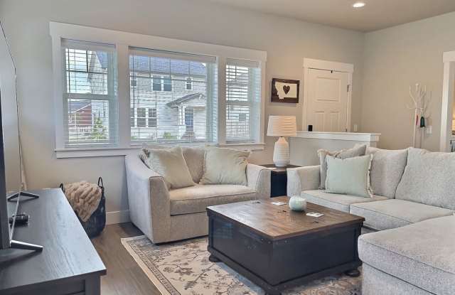 Stunning 2 Bed, 2 Bath Home in Annafeld | Fully Furnished Gallery 3