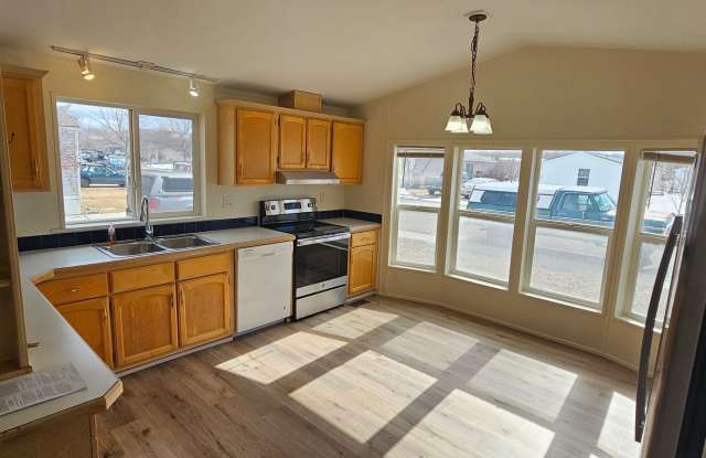 Fully Renovated 3Bd/2Ba Home in River Rock Fenced Yard Pet Friendly - 63 Green Tree Drive, Gallatin County, MT 59714