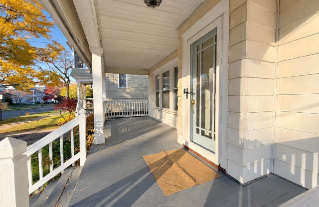 Bright 4-Bedroom Sedgwick Bungalow | 2 Full Baths & Gas Fireplace Gallery 3