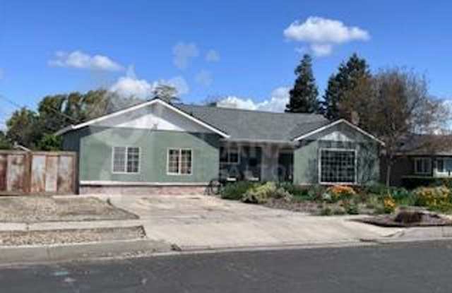 Beautiful 3 bedroom/ 1.5 bathroom home with POOL photos photos