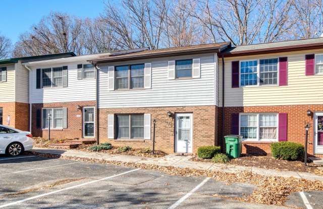 3 bed/2 1/2 Bath. Pet Friendly. Easy access to I81/US460 - 179 Franklin Parke Court Southwest, Christiansburg, VA 24073