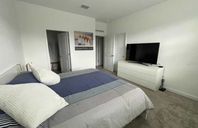 3092 ADDISON Boulevard Gallery 4