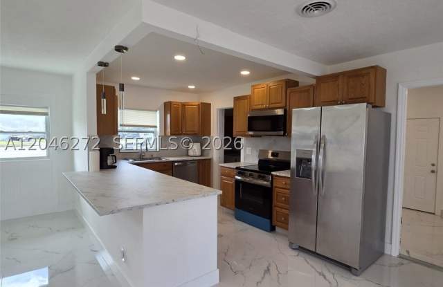 305 SE Airoso Blvd photos photos