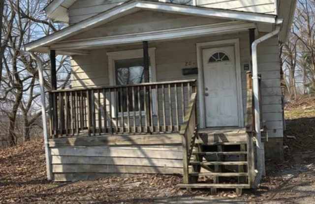Truly Updated 2-Bedroom Rental Near North Akron Conveniences photos photos