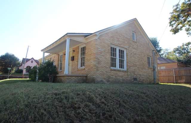 Lease Takeover Opportunity Available! Charming 2 Bedroom in Tyler! Gallery 3