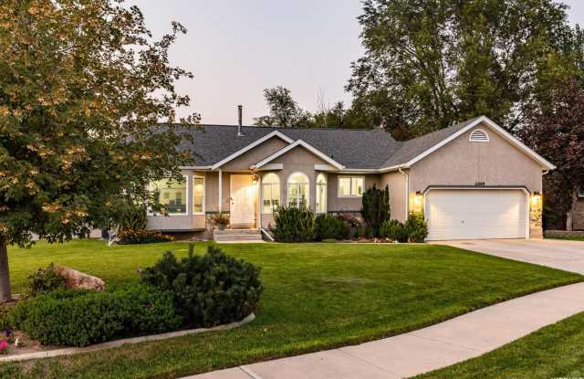 Great 4 Bd 3 Bath Home in Sandy photos photos