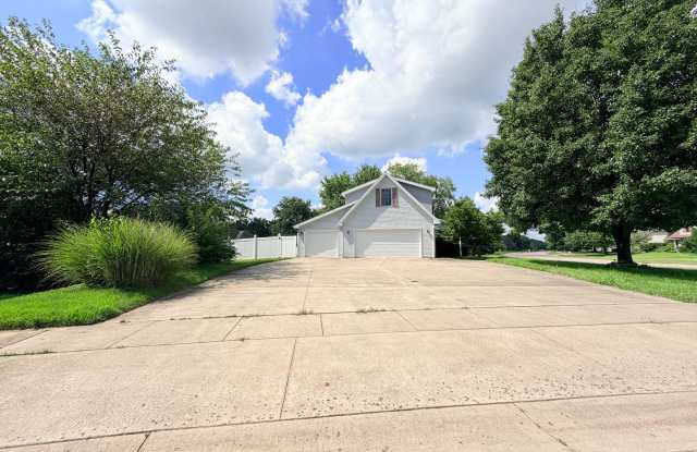 NOW SHOWING: 5 Bedroom / 3.5 Bathroom Home located at 2047 Parkside Dr. in Columbus, IN Gallery 4