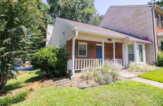 Spacious Corner Lot 2bd/2ba Ranch Townhome in Quiet Neighborhood  Perfect for Roommates! Gallery 2