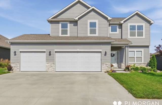 4 Bedroom Elkhorn Rental Home with Modern Kitchen and Ample Storage photos photos