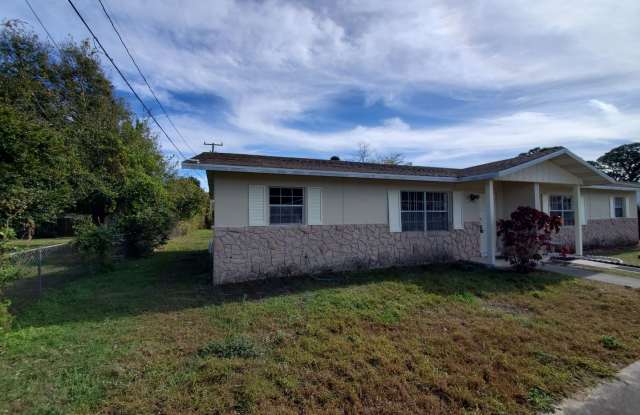 **An elegant duplex in the heart of Fort Pierce of Fort Pierce offers 2 bedrooms and 1 bathroom ** - 2766 Seneca Avenue, Fort Pierce North, FL 34946