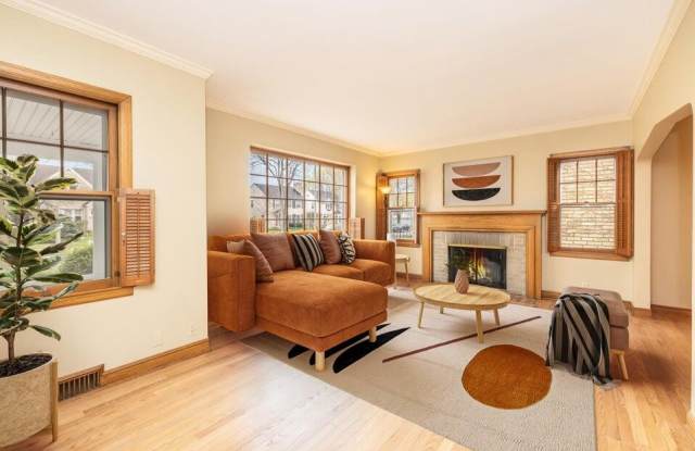 5249 N Shoreland Ave Gallery 4