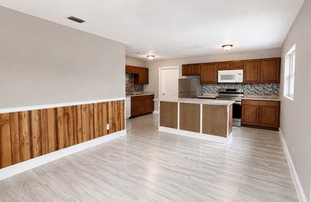 Updated 3 Bedroom Home with Bonus Florida Room, Workshop & Fenced Yard Gallery 3
