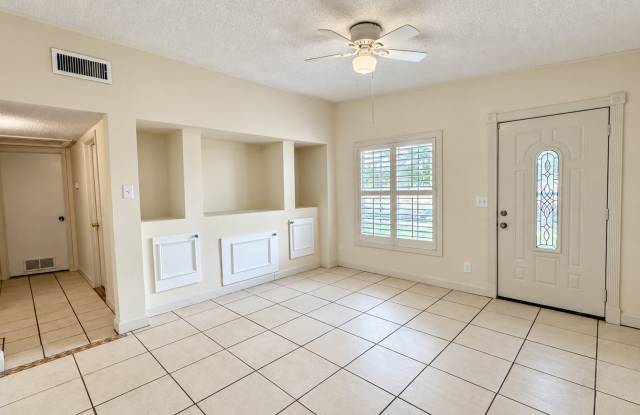 CHARMING 3-BEDROOM NORTHSIDE HOME WITH FENCED BACKYARD & BUILT-IN STORAGE Gallery 3