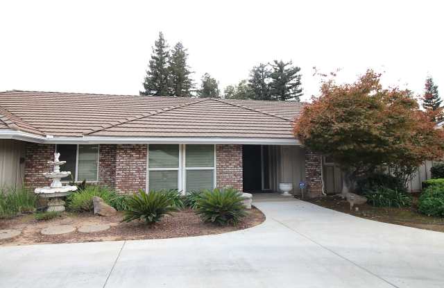Beautifully Kept Home in Figarden w/ Pool & RV Parking Gallery 1