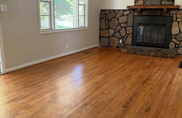 Charming 3BR/1BA Cottage with Spacious Yard Gallery 4