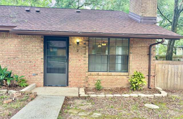 Cozy 2 bedroom Duplex Gallery 1