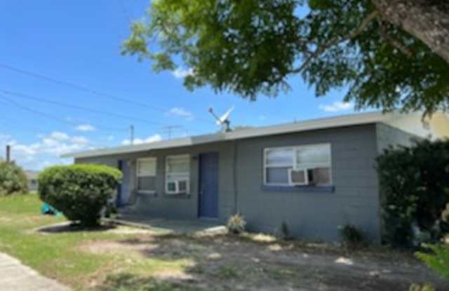 2 Bedroom, 1 Bath Duplex For Rent at 522 Washington Avenue #1 Lake Wales, FL 33853 photos photos