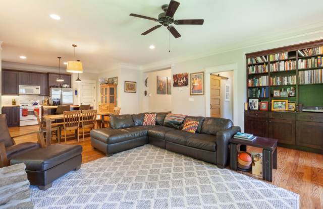 Beautiful 4/4 Plus Office, 4 Blocks From EAV w/ Awesome Fenced in Backyard! photos photos