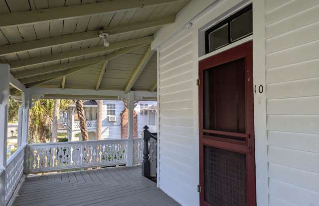 Historic Upstairs 1 Bedroom / 1.5 Bathroom Apartment in Downtown Hawthorne – Live in a Piece of Florida History! Gallery 3