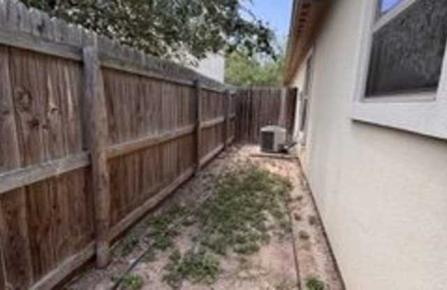 2005 Garden Ridge Drive - 3 Gallery 4