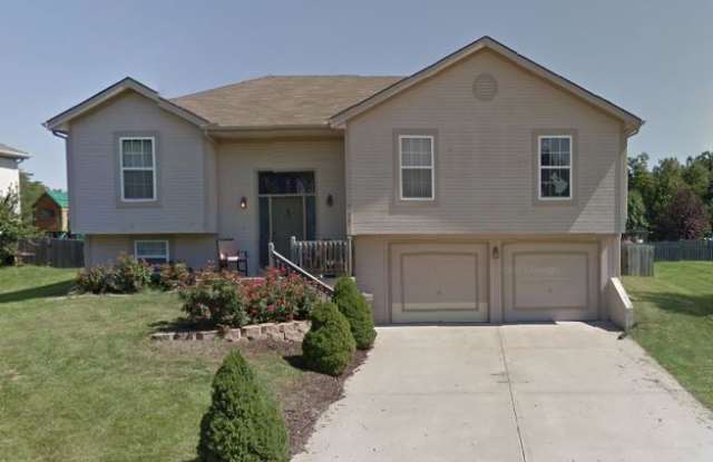AVAILABLE NOW! Beautiful LARGE 4 BD 3 BTH Home in North KC photos photos