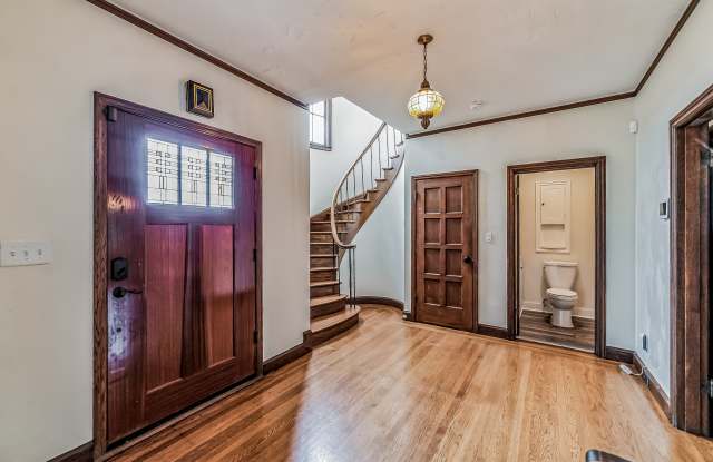 496 Crestlake Drive Gallery 4