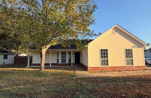 3 Bed 2 Bath House with 2 Car Garage.  Gas Heat & Hot Water. Gallery 1