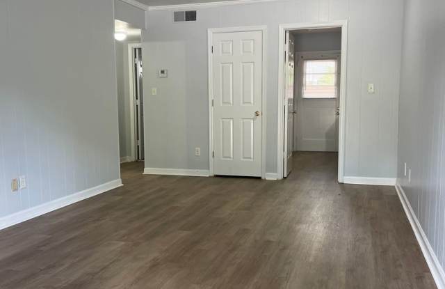 2 bedroom, 1 bath apartment in small complex on Hill Street! Walking distance to Normal Town, Downtown & UGA! Available now! Gallery 4