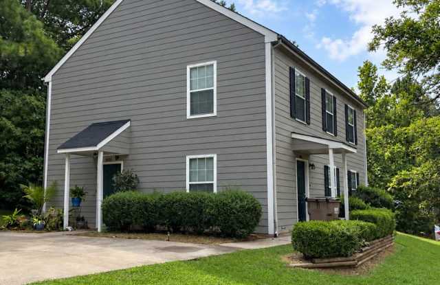 2 Bedroom 1 Bath Upstairs Unit Gallery 3