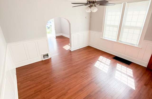 3 Bedroom/1 Bathroom with Fenced-in Backyard! photos photos