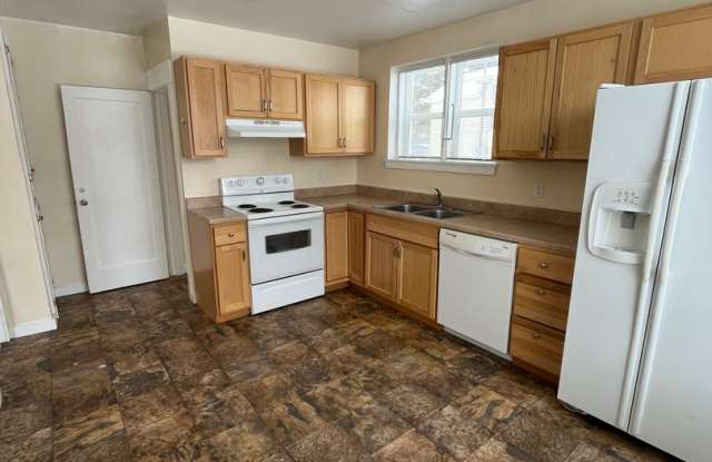 3 Bedroom/ 1.5 Bath House on West End Gallery 4