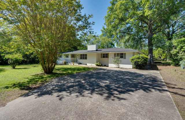 Coming soon! Remodeled 4/ 2 Home for Rent Gallery 3
