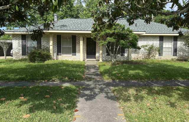 2208 Sprucewood Dr photos photos