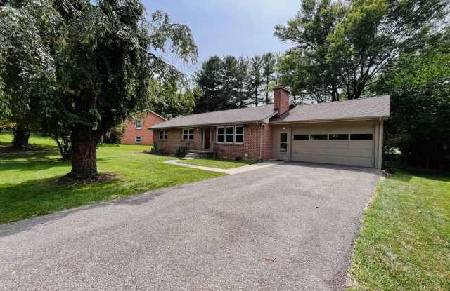 Charming Blacksburg 3 Bedroom, 2 Bath House w/Updated Bath and Kitchen photos photos