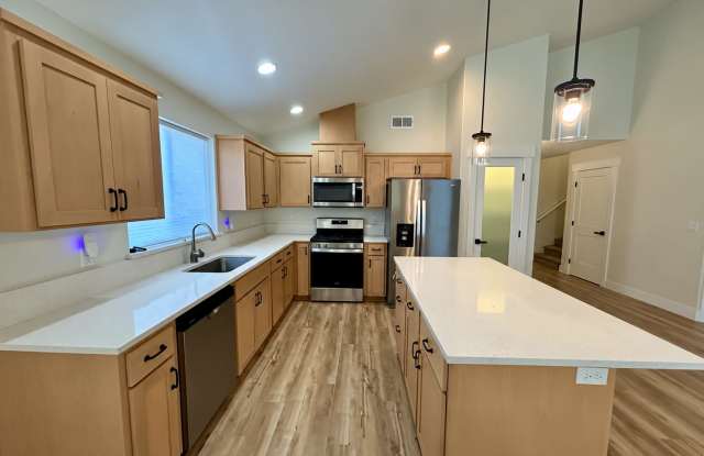 Four Bedroom Home with W/D Included- SE Salem Gallery 3