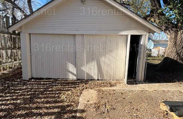 2 bedroom 1 bath available NOW! - 521 North Summit Street, El Dorado, KS 67042