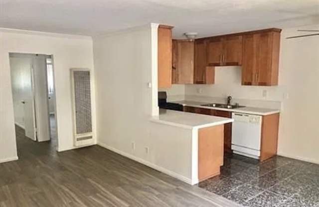 5255 Satsuma Avenue Gallery 2
