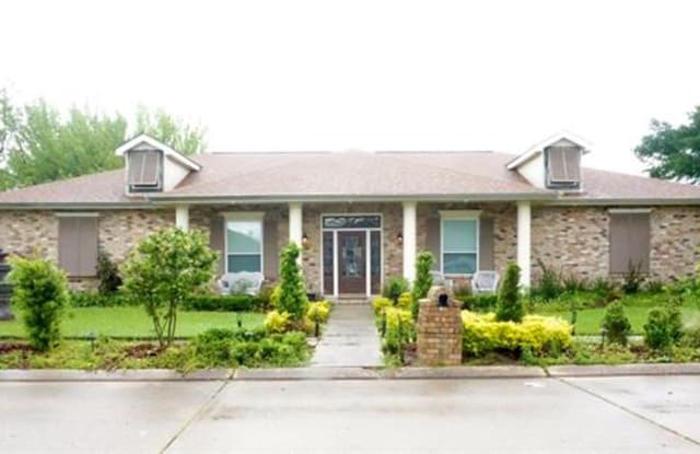 12 WOODLAKE Drive - 12 Woodlake Boulevard, Kenner, LA 70065