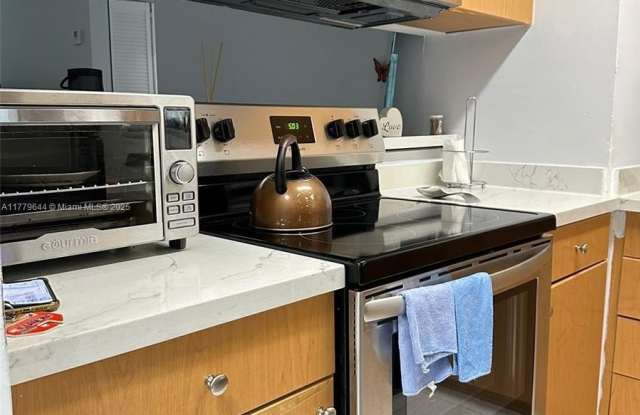 665 NE 83rd Ter photos photos