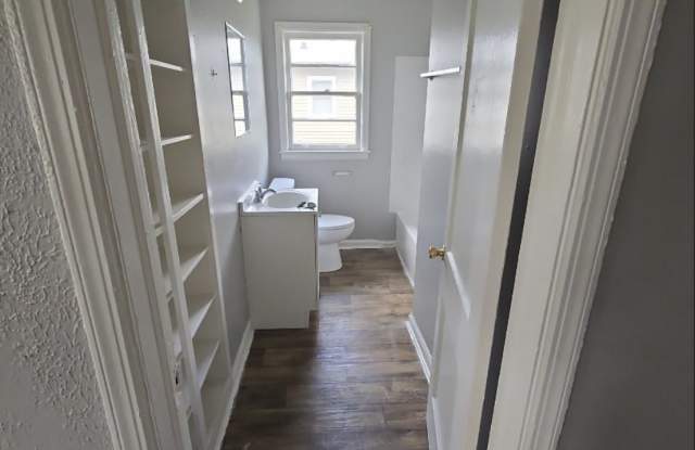 2115 N Kenyon St - 1 photos photos