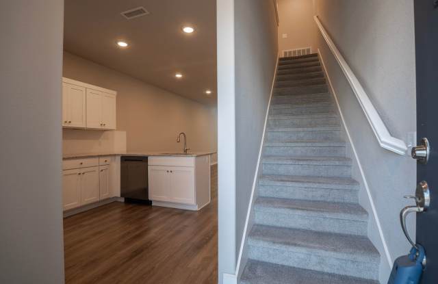 2 bedroom 2.5 bath home located in Fayetteville, AR Gallery 3