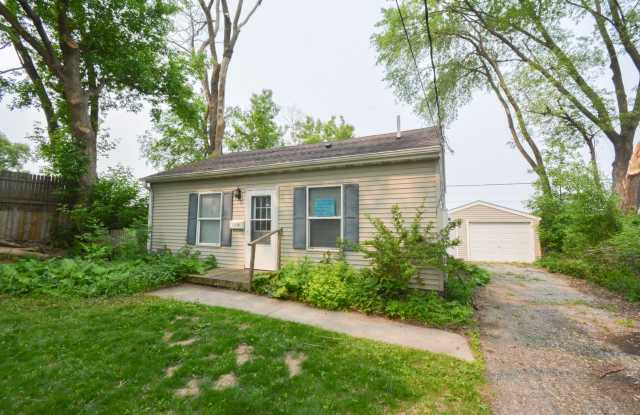 Adorable 2 bedroom home with garage just behind Workshop - 1239 4th Avenue Southeast, Rochester, MN 55904