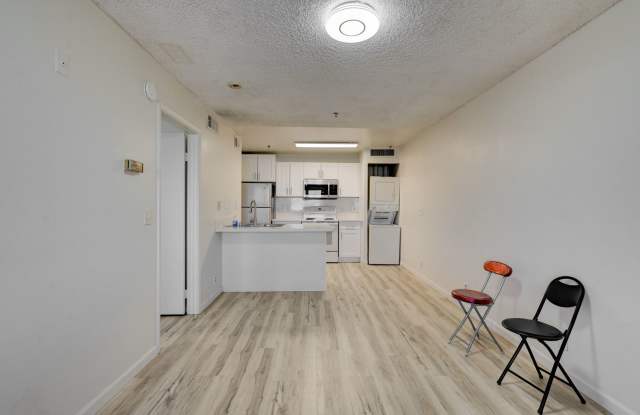 Beautifully Remodeled 1 Bedroom Condo - Close to UNLV Campus Gallery 3